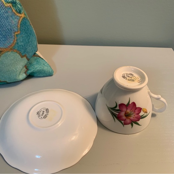 Vintage English Bone China Bittersweet Ridge Royal Vale Tea Cup and Sauc… - Picture 5 of 9